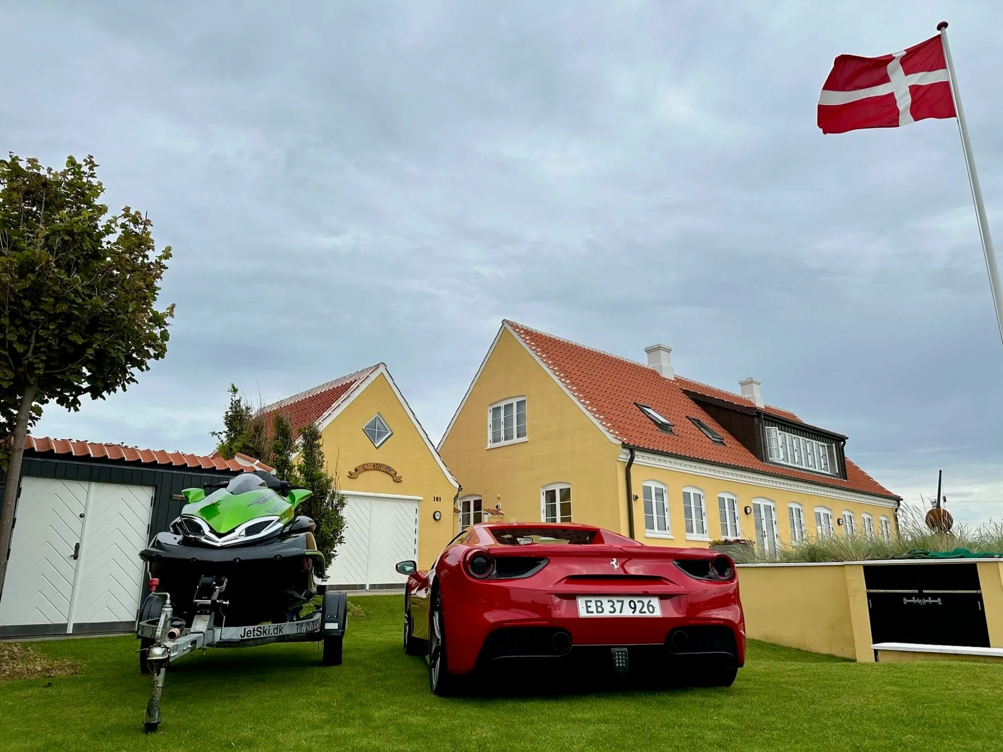 Skagen - Ferrari und Jetski vor der Tür