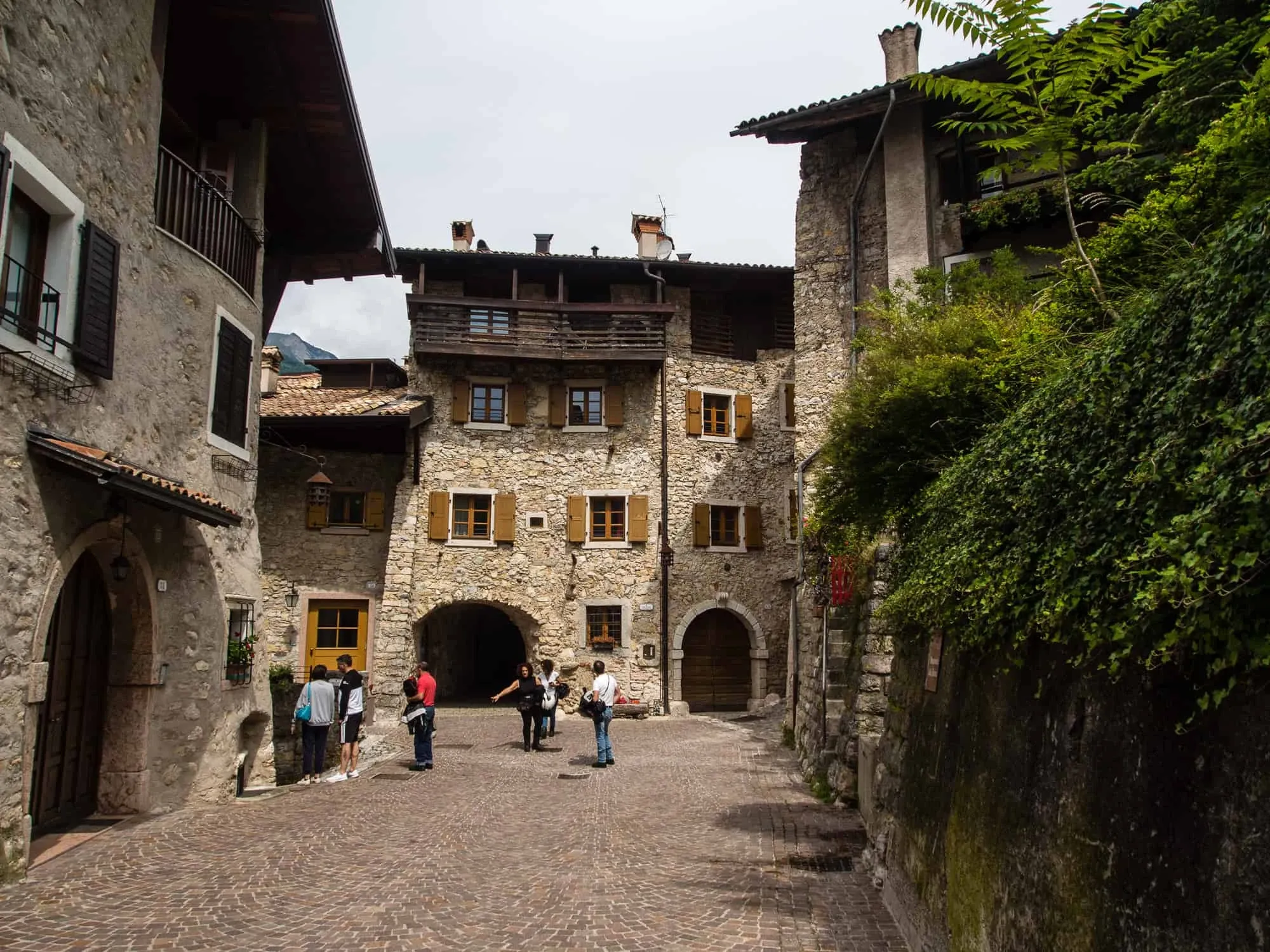 Bergdorf auf Wanderung Lago di Tenno Italien