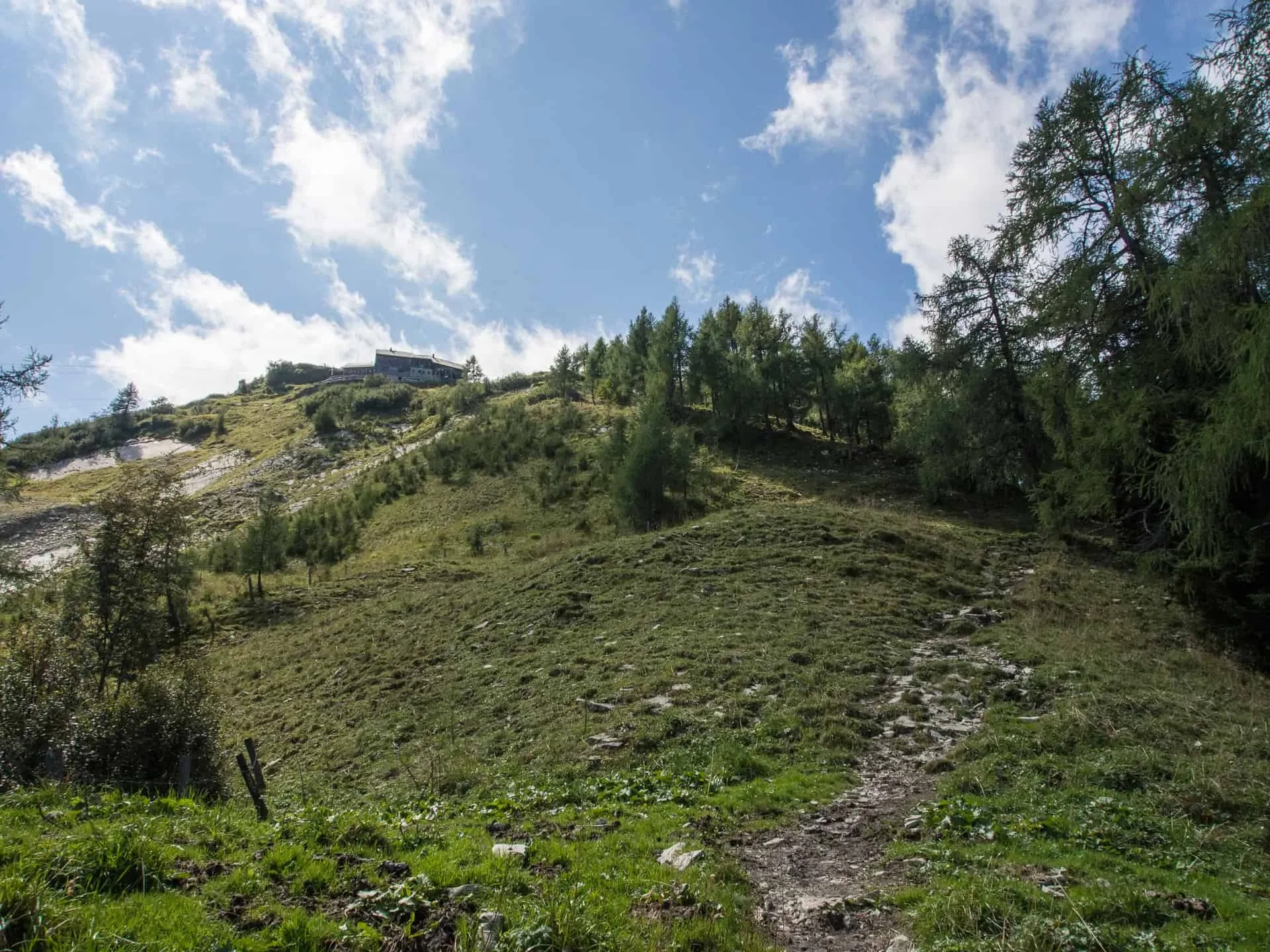 Purtscheller Haus fotografiert vom Wanderweg aus