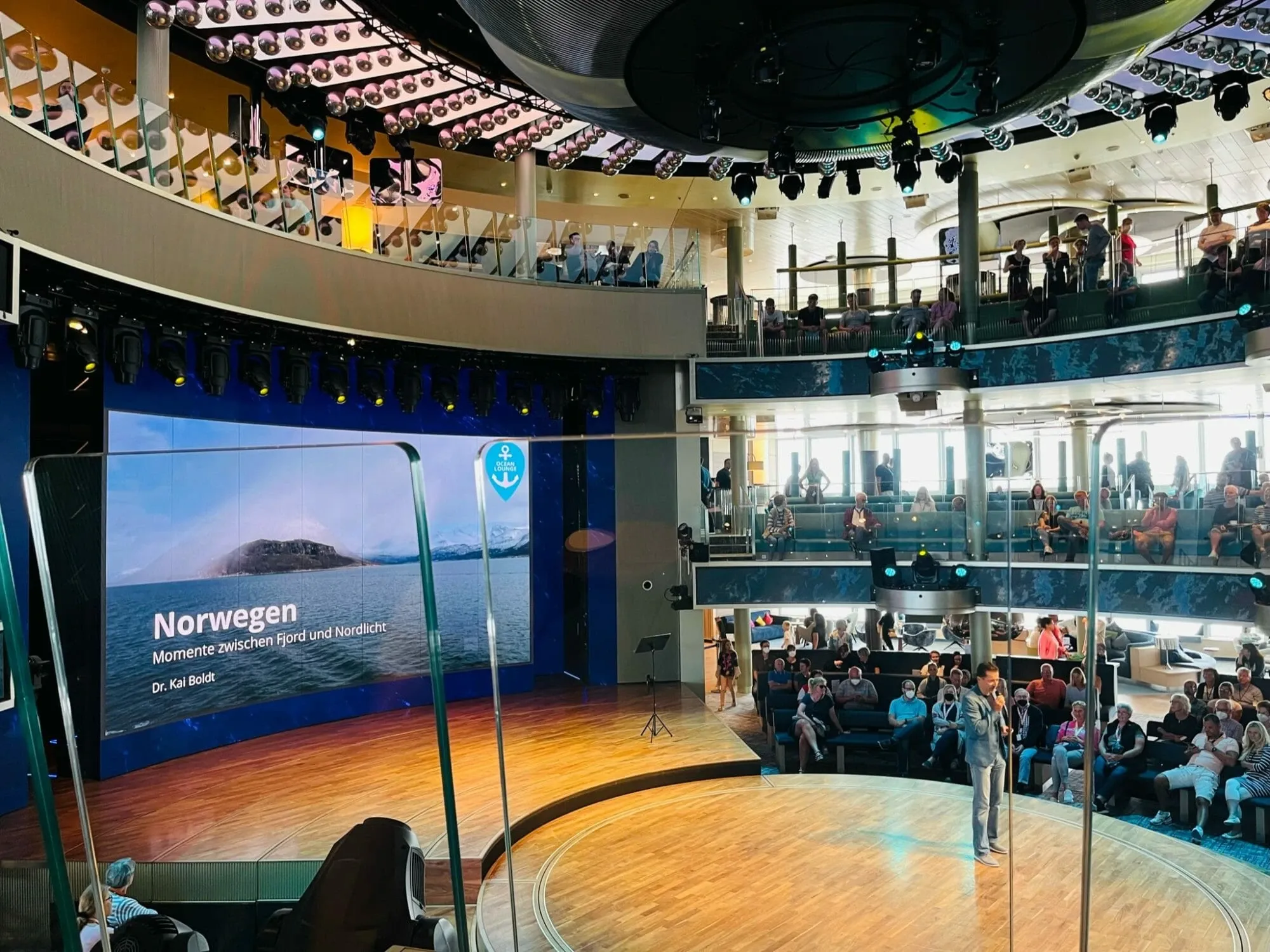 Ocean Lounge AIDAnova Norwegen Kreuzfahrt