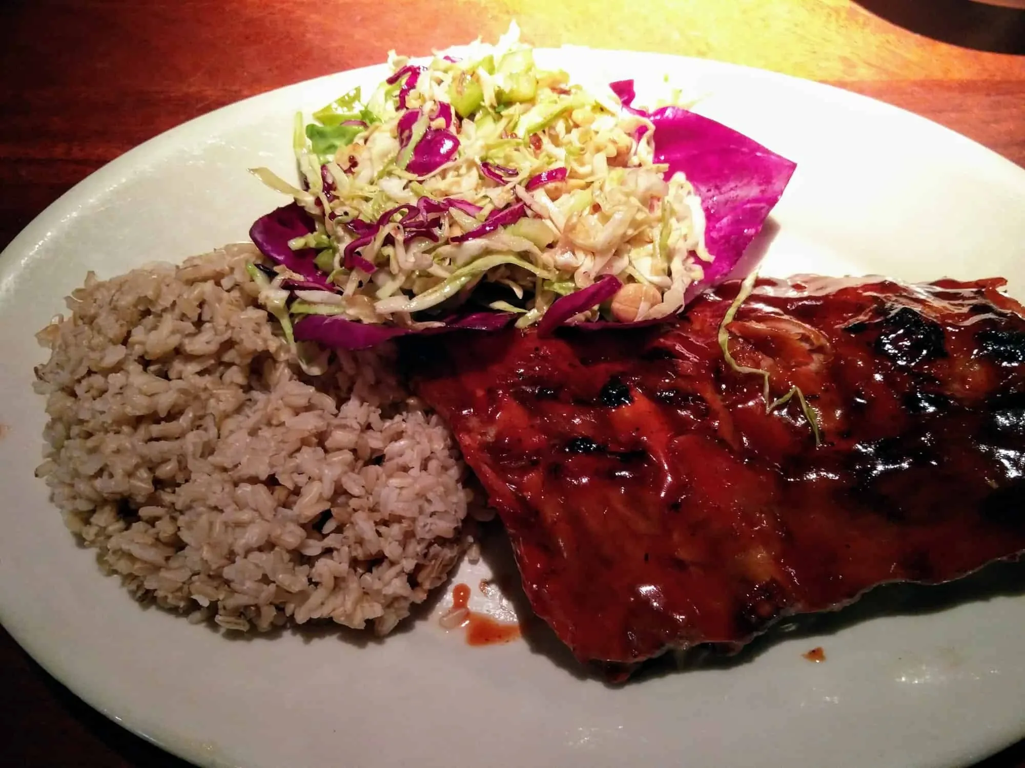 Baby Ribs mit Reis und Coleslaw bei Wood Ranch BBQ in Los Angeles