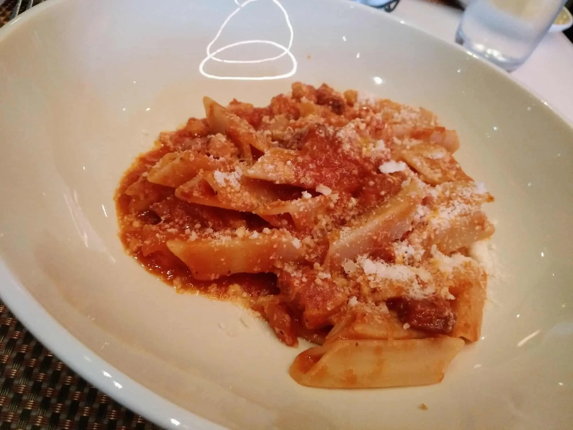 Portion Pasta bei Drago Restaurant im Petersen Automotive Museum