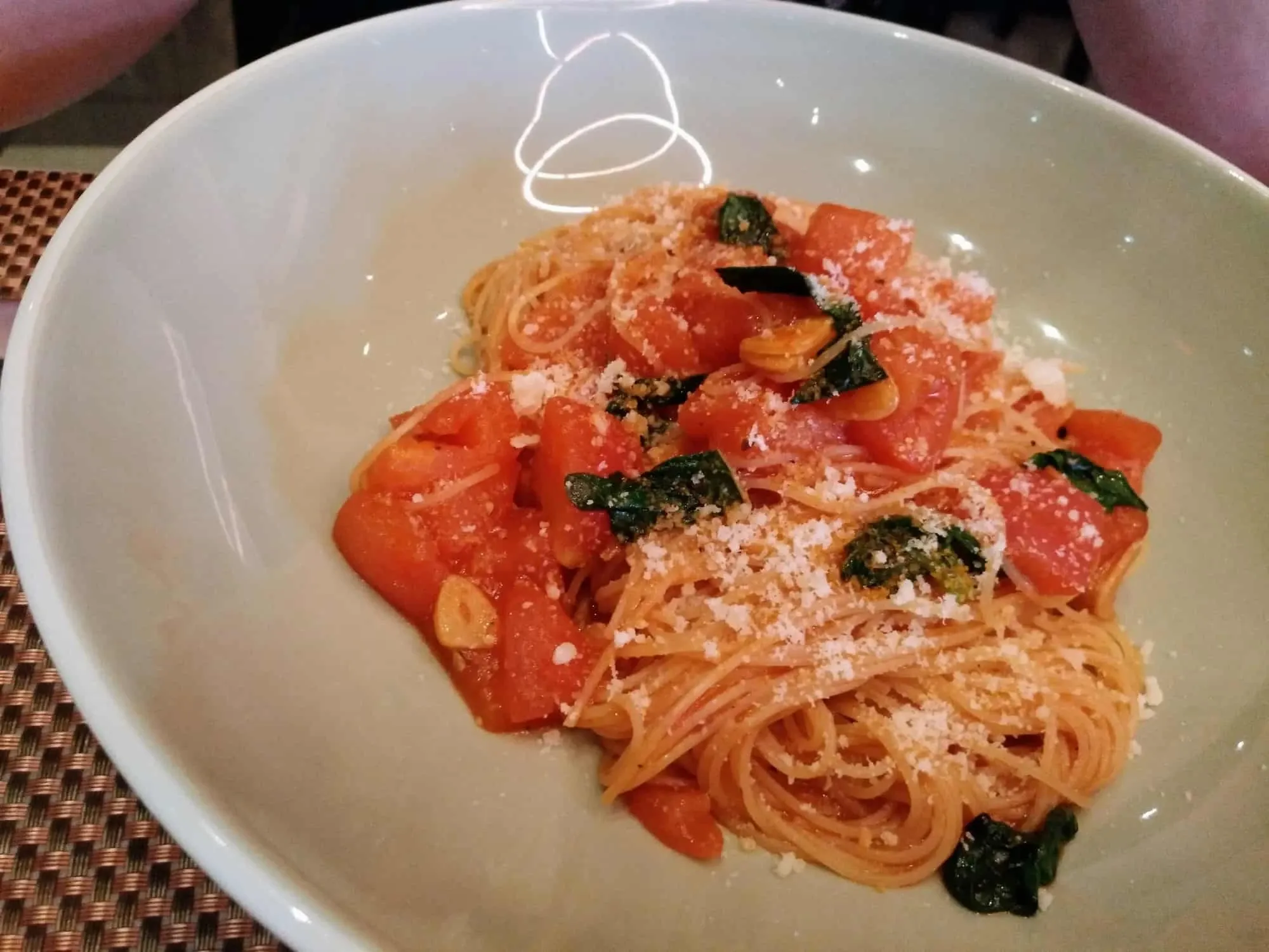Portion Pasta bei Drago Restaurant im Petersen Automotive Museum