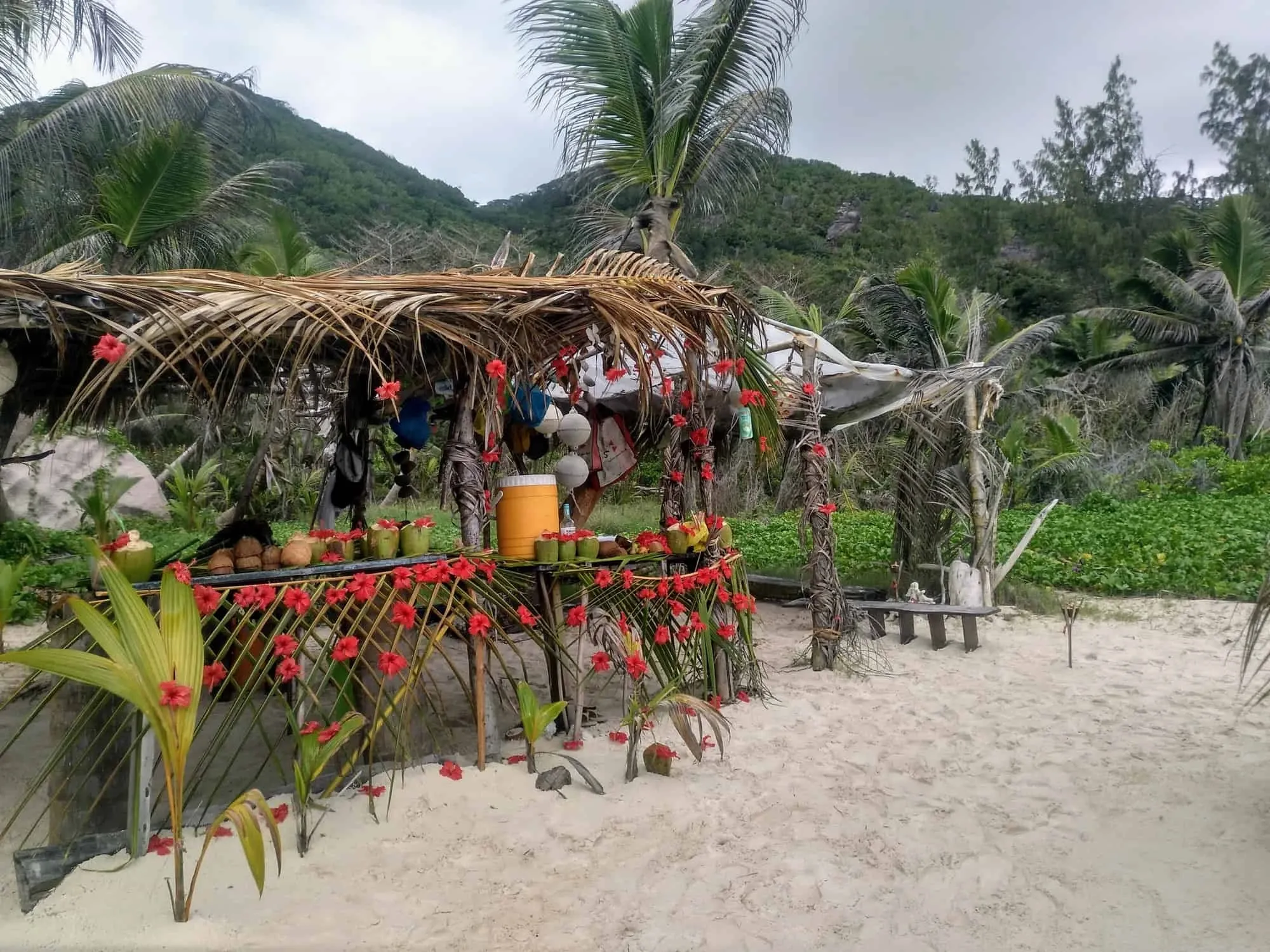 Beach Bar an der Petite Anse auf La Digue Seychellen