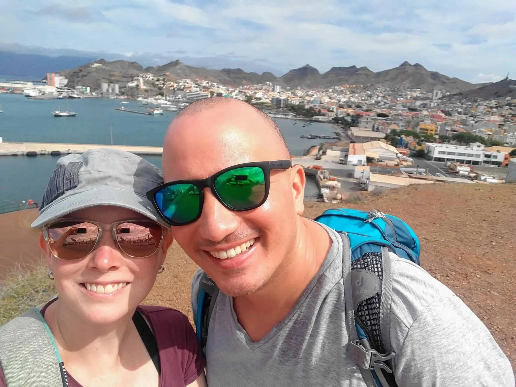 Sandra und Stephan vor der Stadt Mindelo auf Sao Vicente